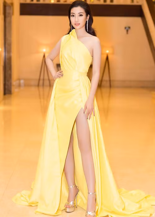 Với lối trang điểm và kiểu tóc nhẹ nhàng, Đỗ Mỹ Linh như công chúa bước ra từ truyện cổ tích.