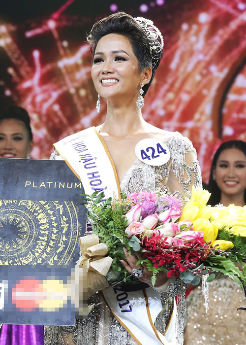 Nhiều cư dân mạng khen ngợi tân Hoa hậu Hoàn vũ Việt Nam H’Hen Niê tự tin, thông minh. Tuy nhiên, không ít ý kiến cho rằng nhan sắc của cô không nổi bật.