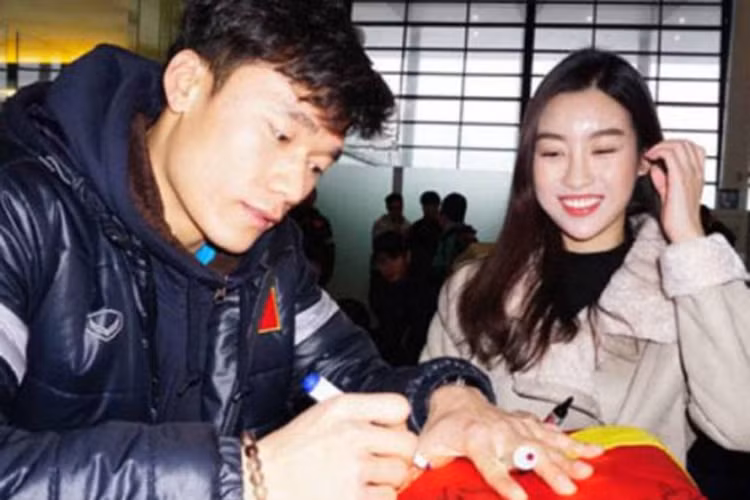 Ở phòng chờ trong chuyến bay về nước, Đỗ Mỹ Linh từng được thủ môn Bùi Tiến Dũng ký tặng. Ảnh: Đời sống pháp luật