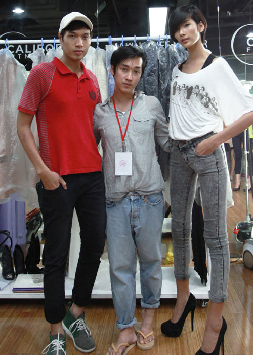 Chân dài sinh năm 1992 không ít lần đi tập catwalk với gương mặt không son phấn. Ảnh: Khám phá