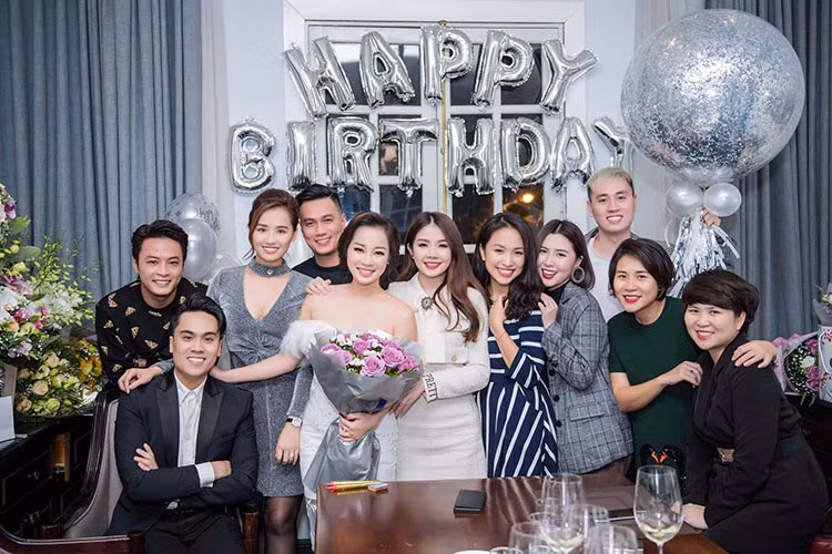 Minh Hương “Nhật ký Vàng Anh” đón sinh nhật bên bạn bè.