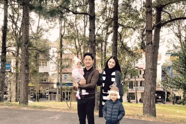 Vợ chồng sao Việt Thành Đạt - Hải Băng đưa con trai và con gái đi lễ chùa.