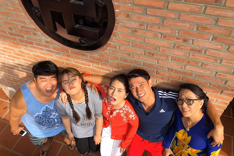 Ngọc Lan (ở giữa) biểu cảm khó đỡ bên các đồng nghiệp trên phim trường là một trong những tin tức sao Việt trong ngày 18/1.