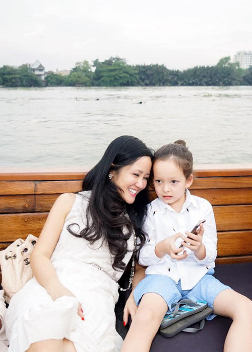 Hồng Nhung tâm sự về cậu con trai: “Anh hai ơi, đi thuyền trên sông với mẹ, dự tiệc sinh nhật tao nhã thế mà anh sợ mất của đôi dép lê của anh nhất quyết phải giữ trong lòng mới an tâm”.