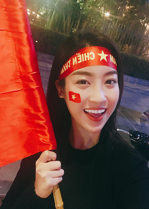 Người đẹp còn xuống đường đi bão để chúc mừng cho chiến thắng của Bùi Tiến Dũng cùng các đồng đội.