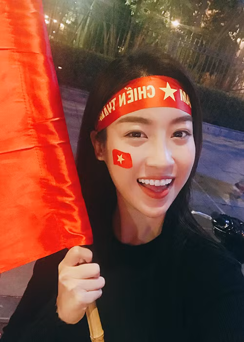 Người đẹp còn xuống đường đi bão để chúc mừng cho chiến thắng của Bùi Tiến Dũng cùng các đồng đội.