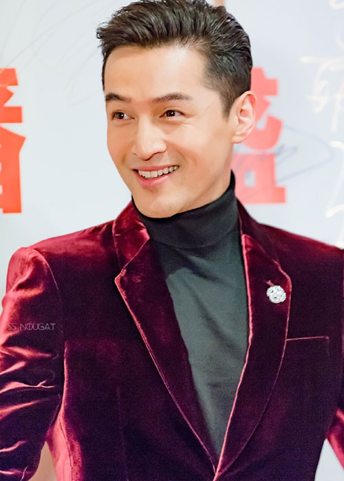 Nam diễn viên Hồ Ca sinh năm Nhâm Tuất 1982. Tài tử xứ Trung bước chân vào làng giải trí từ năm 2003.