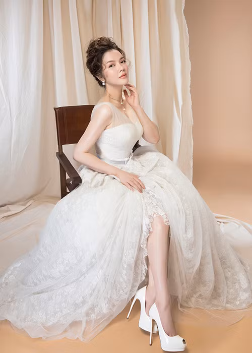 Hình ảnh Lý Nhã Kỳ ngọt ngào, quyến rũ và sang trọng khi diện váy cưới.