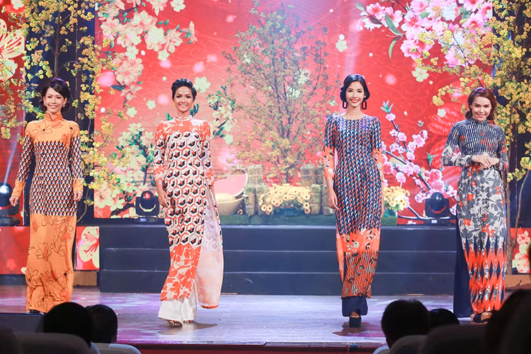 Hình ảnh Hoa hậu H'hen Niê bên Á hậu Hoàng Thùy trong chương trình.