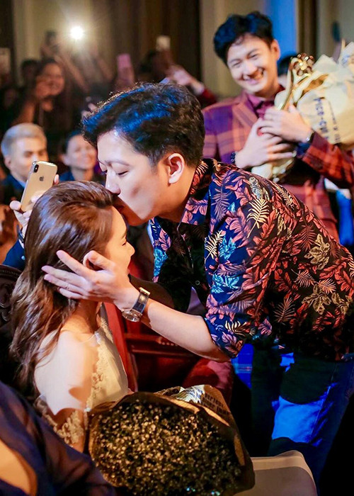 Nhã Phương bối rối không kịp phản ứng trước hành động của Trường Giang. Ảnh: Pháp luật TPHCM