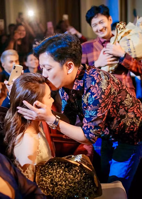 Nhã Phương bối rối không kịp phản ứng trước hành động của Trường Giang. Ảnh: Pháp luật TPHCM