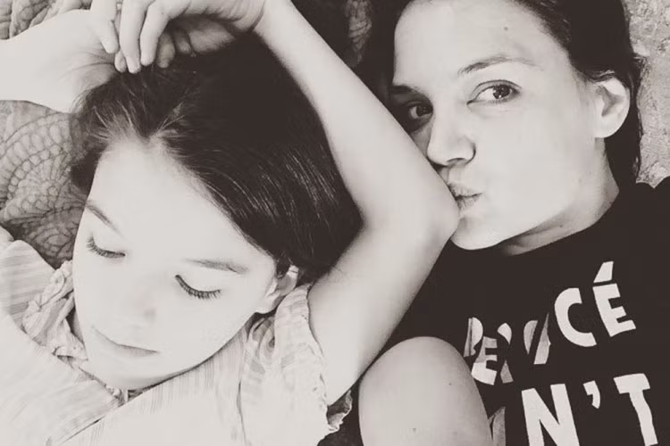 Katie Holmes đang làm mẹ đơn thân và hạnh phúc khi được là chính mình bên con gái cưng. Ảnh: Instagram nhân vật