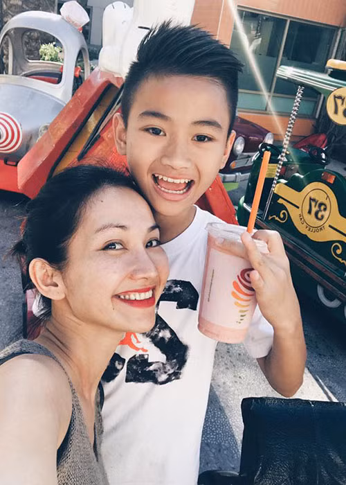 Kim Hiền từng qua một lần đò. Cô kết hôn lần đầu tiên với DJ Hoàng Phong và cả hai có một cậu con trai chung.