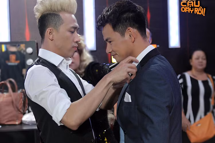Là MC trong suốt 4 mùa của chương trình, Xuân Bắc được các đồng nghiệp rất quý mến. Trong ảnh, Xuân Bắc được Trấn Thành chỉnh trang phục.