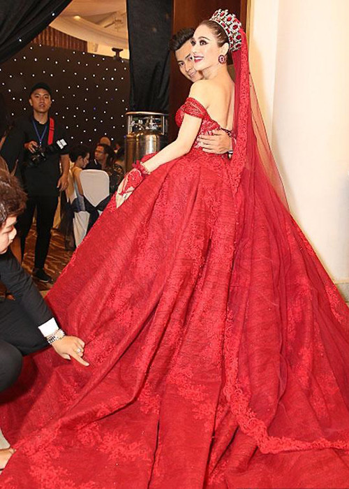 Hình ảnh Lâm Khánh Chi gợi cảm thu hút sự chú ý của đông đảo khách mời tại tiệc cưới. Ảnh: Khám phá