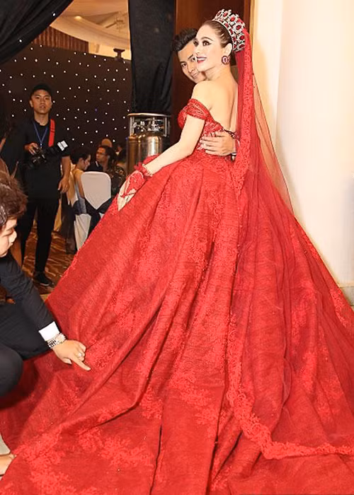 Hình ảnh Lâm Khánh Chi gợi cảm thu hút sự chú ý của đông đảo khách mời tại tiệc cưới. Ảnh: Khám phá