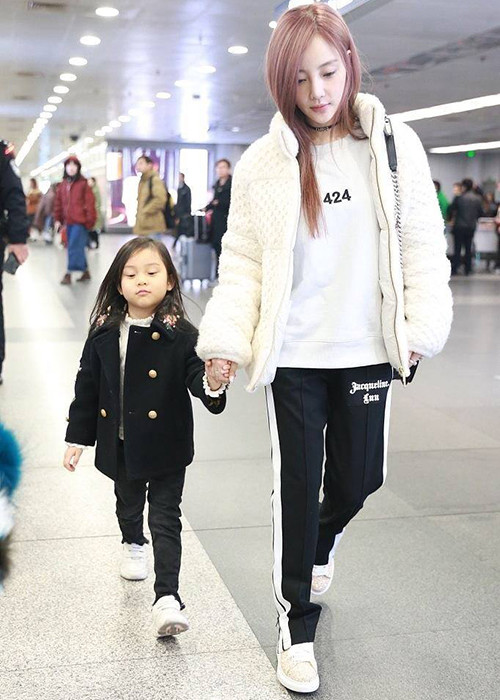 Từ nhỏ, Vân Hinh được bố mẹ rất chăm chút về ăn mặc. Trong ảnh, cô nhóc diện trang phục chỉn chu bên người mẹ nổi tiếng.