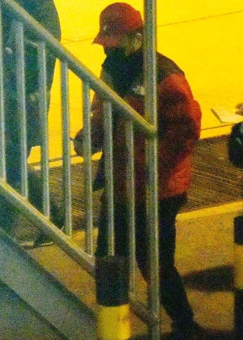 Xuất hiện tại sân bay, tình nhân trẻ của Lý Tiểu Lộ bịt kín mít và vội vã lên máy bay.