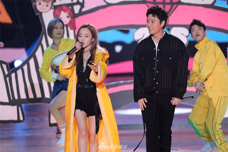 Sau scandal, Lý Tiểu Lộ và chồng vẫn vui vẻ cùng biểu diễn tại một sự kiện. Ảnh: Sina