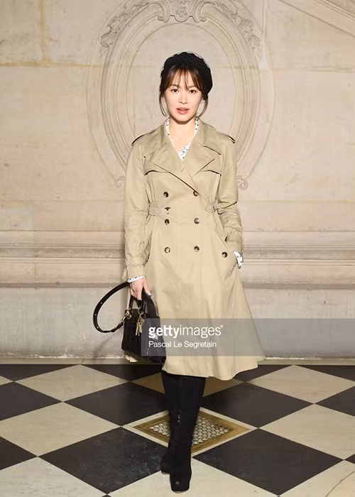 Nữ diễn viên không được đánh giá cao về phong cách thời trang khi xuất hiện. Bộ trang phục trông nhạt nhòa, không để lại nhiều ấn tượng khi kết hợp giữa áo khoác dáng dài tông màu be, boots cao cổ cùng sơ mi chấm bi sến sẩm. Chiếc mũ nồi cổ điển cũng khiến hình ảnh Song Hye Kyo trở nên rườm rà hơn những sao nữ khác có mặt tại đây.