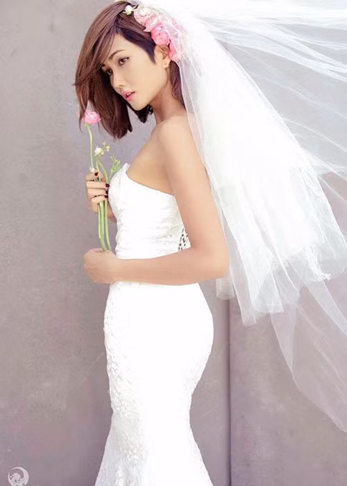 H'Hen Niê quyến rũ khi diện váy cô dâu thời để tóc dài. Hiện, người đẹp 9x đã khóa trang cá nhân sau đêm chung kết Hoa hậu Hoàn vũ Việt Nam 2017. Ảnh: Vietnamnet