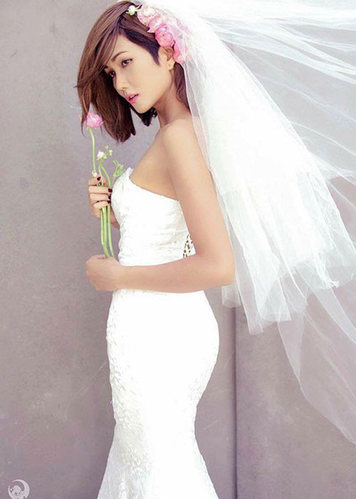 H'Hen Niê quyến rũ khi diện váy cô dâu thời để tóc dài. Hiện, người đẹp 9x đã khóa trang cá nhân sau đêm chung kết Hoa hậu Hoàn vũ Việt Nam 2017. Ảnh: Vietnamnet