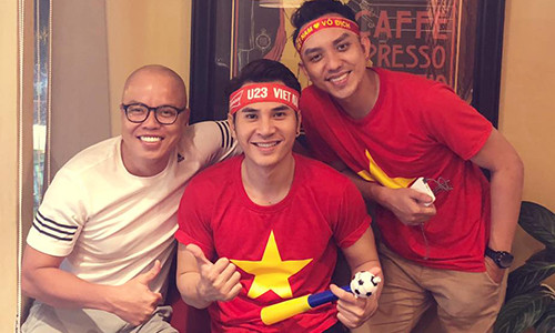 Vũ Ngọc Đãng (áo trắng).