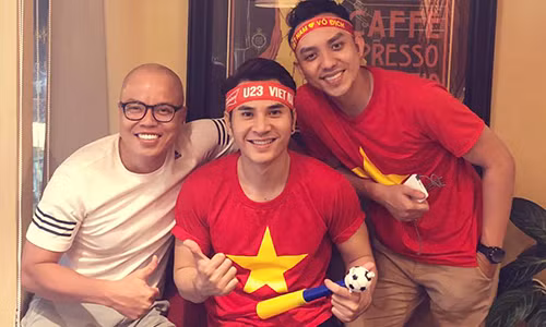 Vũ Ngọc Đãng (áo trắng).