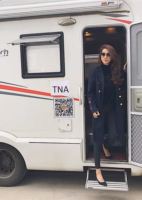 Trương Ngọc Ánh chia sẻ: “Quay phim bên này mỗi em diễn viên chính được chiếc xe như vậy nghỉ ngơi lúc quay”.