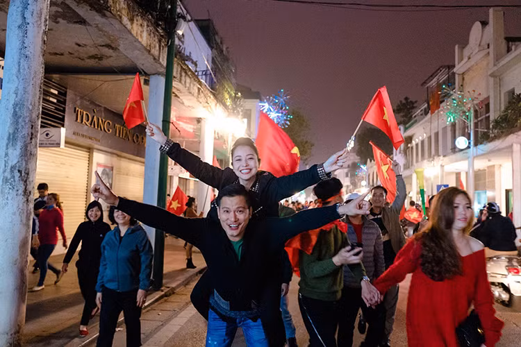 Jennifer Phạm được ông xã Đức Hải cõng khi cả hai xuống đường đi bão.