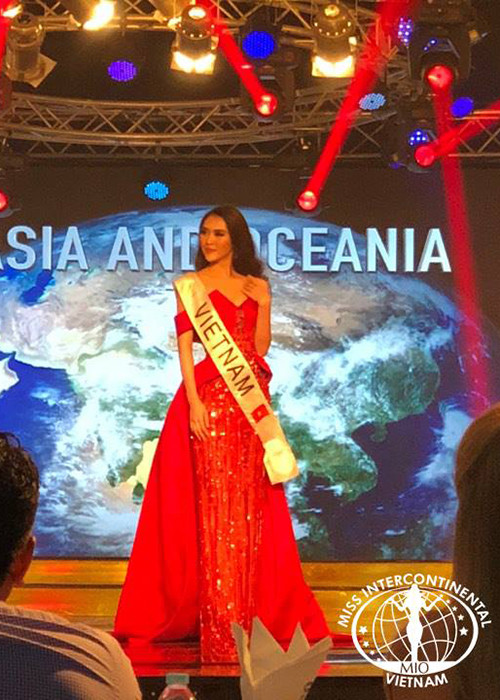 Hình ảnh Tường Linh trình diễn ấn tượng phần trang phục dạ hội trong nhóm các thí sinh châu Á.