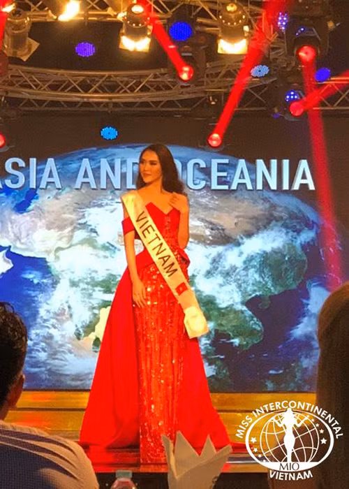 Hình ảnh Tường Linh trình diễn ấn tượng phần trang phục dạ hội trong nhóm các thí sinh châu Á.