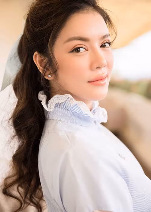 Lý Nhã Kỳ sinh năm 1982. Cô là nữ diễn viên, doanh nhân xinh đẹp, giàu có và thành đạt nhưng hiện vẫn chưa lên xe hoa.