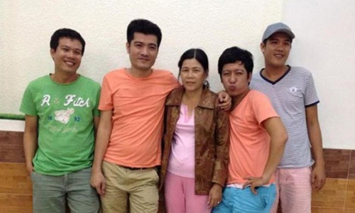 Anh Võ Quang Vũ (áo cam đứng thứ 2 từ trái qua) - quản lý, đồng thời là anh trai ruột của Trường Giang.