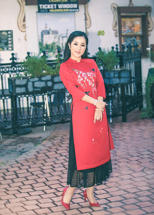 Thời gian qua, Thúy Nga dồn sức chăm sóc con gái nên dù nhận được rất nhiều lời mời về Việt Nam làm việc nhưng nữ danh hai vẫn từ chối.