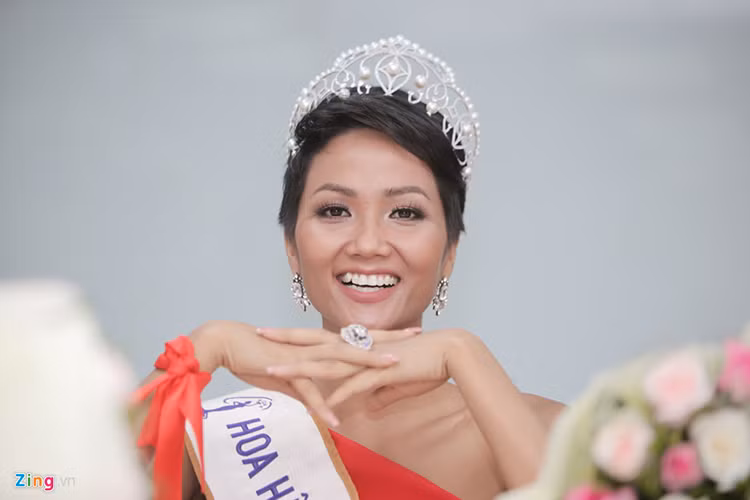 Mới đây, khi được hỏi về chuyện tình cảm, Hoa hậu Hoàn vũ Việt Nam H’hen Niê thừa nhận, cô chưa từng có người yêu và hiện tại cũng chưa có ai theo đuổi. Ảnh: Zing