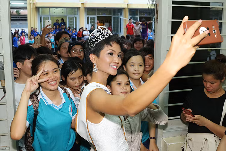 Tân Hoa hậu đã trao học bổng cho các học sinh có hoàn cảnh khó khăn ở đây.