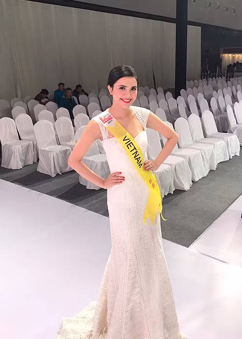 Sau khi đoạt ngôi vị á hậu 1 cuộc thi Hoa hậu Đại dương 2017, Diệu Thùy đại diện Việt Nam tham gia cuộc thi Nữ hoàng Du lịch Quốc tế 2017 diễn ra tại Thượng Hải.