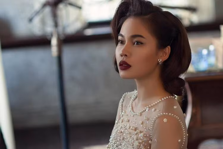 Sở hữu giọng hát tốt nhưng Giang Hồng Ngọc chỉ được mời đi hát lót ở các phòng trà.