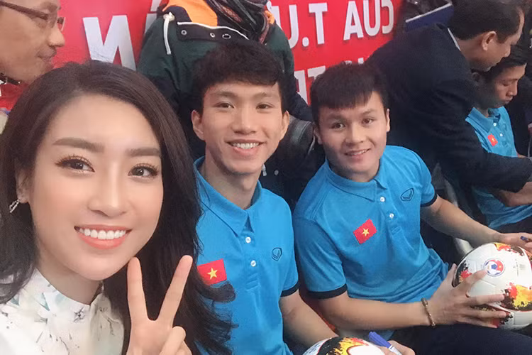Hoa hậu Đỗ Mỹ Linh tham gia buổi giao lưu với các cầu thủ U23 Việt Nam sau chung kết. Cô chụp ảnh cùng Quang Hải, Văn Hậu. Ảnh: FBNV