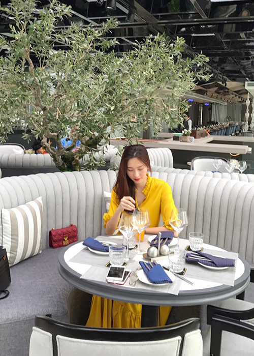 Trong loạt ảnh ở Đà Nẵng, Hoa hậu Việt Nam 2012 che vòng 2 bằng góc ảnh, túi xách hay bó hoa.