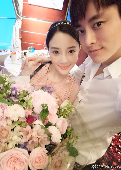 Giả Nãi Lượng hiện đã lên tiếng về ồn ào của Lý Tiểu Lộ. Cụ thể, nam diễn viên viết tâm thư xin lỗi Lý Tiểu Lộ rằng anh chưa đủ tốt để sự việc này xảy ra.