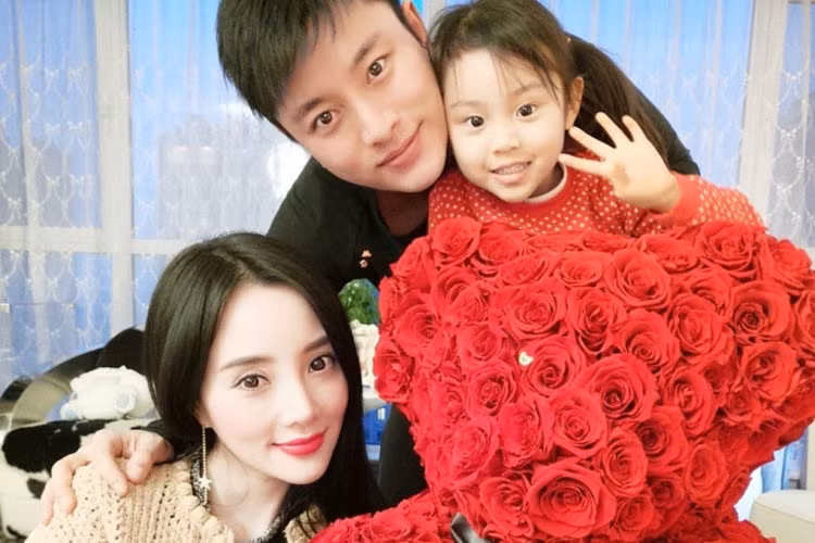 Trước khi vướng scandal ngoại tình, Lý Tiểu Lộ được ngưỡng mộ bởi cuộc hôn nhân hạnh phúc bên chồng trẻ kém 2 tuổi Giả Nãi Lượng. Ảnh: Sina