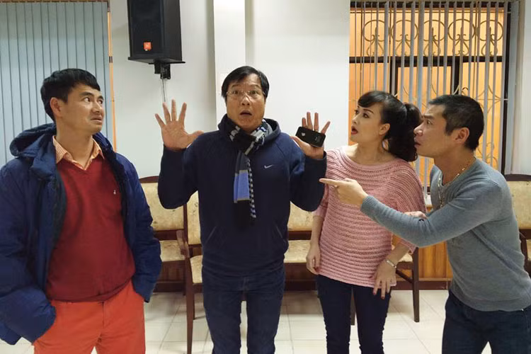 Vào mỗi mùa Táo quân, ê-kíp thường xuyên chia sẻ hình ảnh hậu trường tập luyện căng thẳng nhưng không vắng tiếng cười.