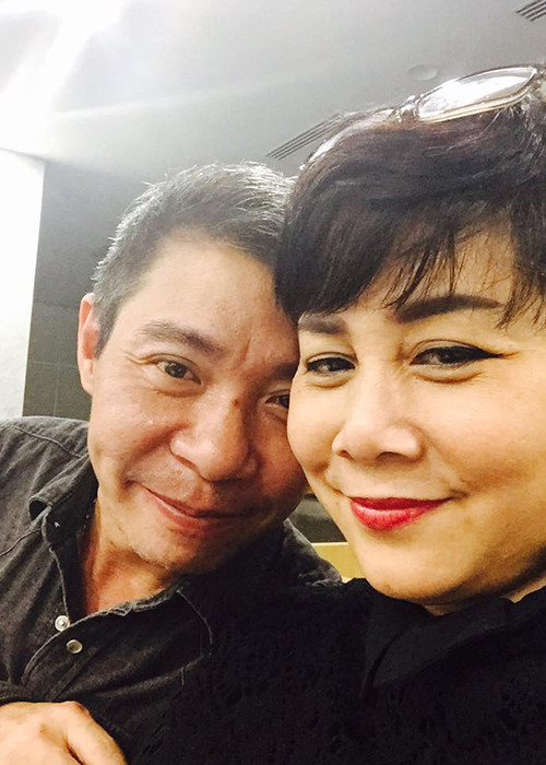 Công Lý chụp ảnh kỷ niệm cùng nghệ sĩ Minh Hằng.