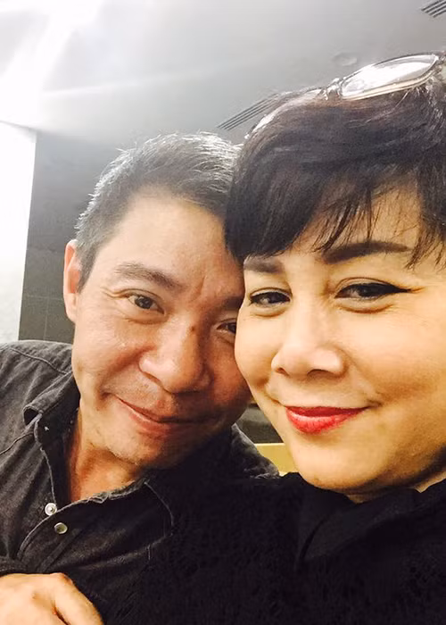 Công Lý chụp ảnh kỷ niệm cùng nghệ sĩ Minh Hằng.