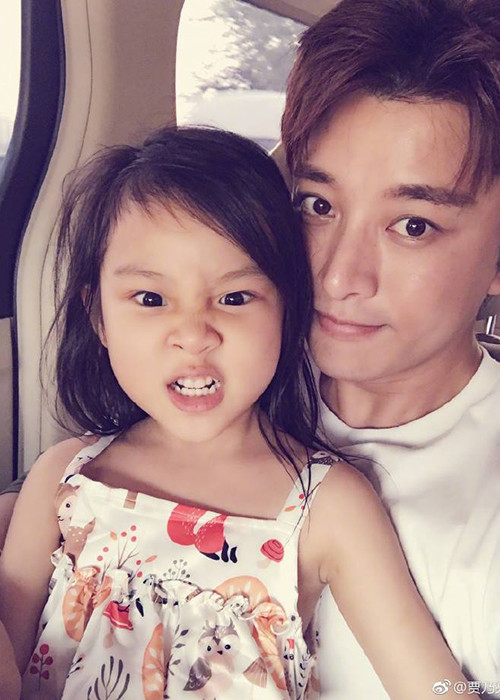 Tham gia chương trình Siêu nhân trở lại, Giả Nãi Lượng luôn chứng tỏ là người bố tuyệt vời. Anh chăm sóc con gái từng ly từng tí một.