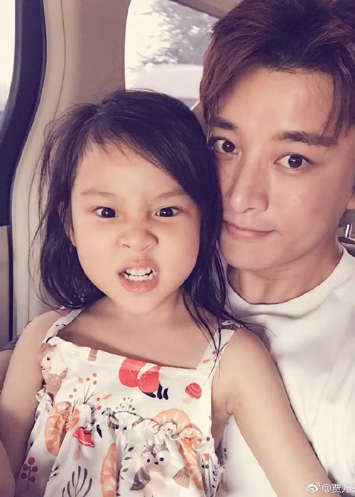 Tham gia chương trình Siêu nhân trở lại, Giả Nãi Lượng luôn chứng tỏ là người bố tuyệt vời. Anh chăm sóc con gái từng ly từng tí một.