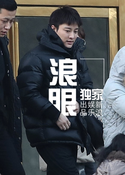 Giả Nãi Lượng vừa tham gia buổi ghi hình cho một chương trình cùng một số nghệ sĩ.