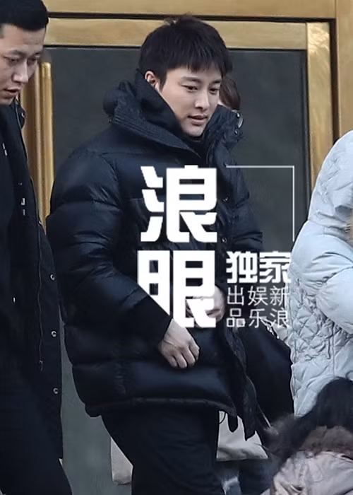 Giả Nãi Lượng vừa tham gia buổi ghi hình cho một chương trình cùng một số nghệ sĩ.